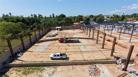 Vista aérea da estrutura em arco em montagem