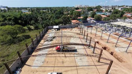 Treliça em arco sendo içada por caminhão munck