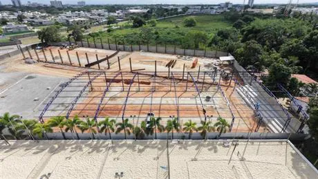 Cobertura metálica montada sobre quadras esportivas